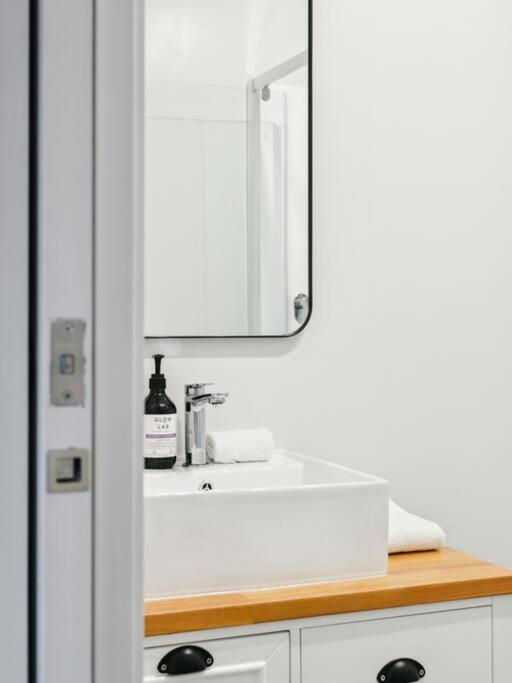 950M To Cbd - Instant Book Tidy Unit Apartment Gisborne Exterior photo