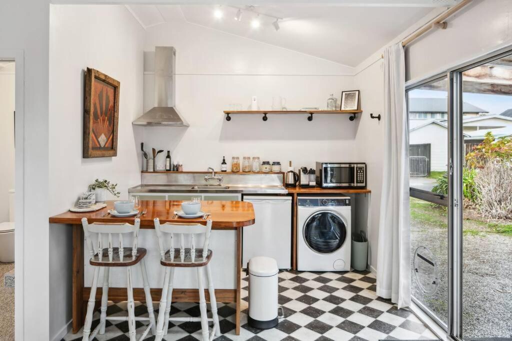 950M To Cbd - Instant Book Tidy Unit Apartment Gisborne Exterior photo